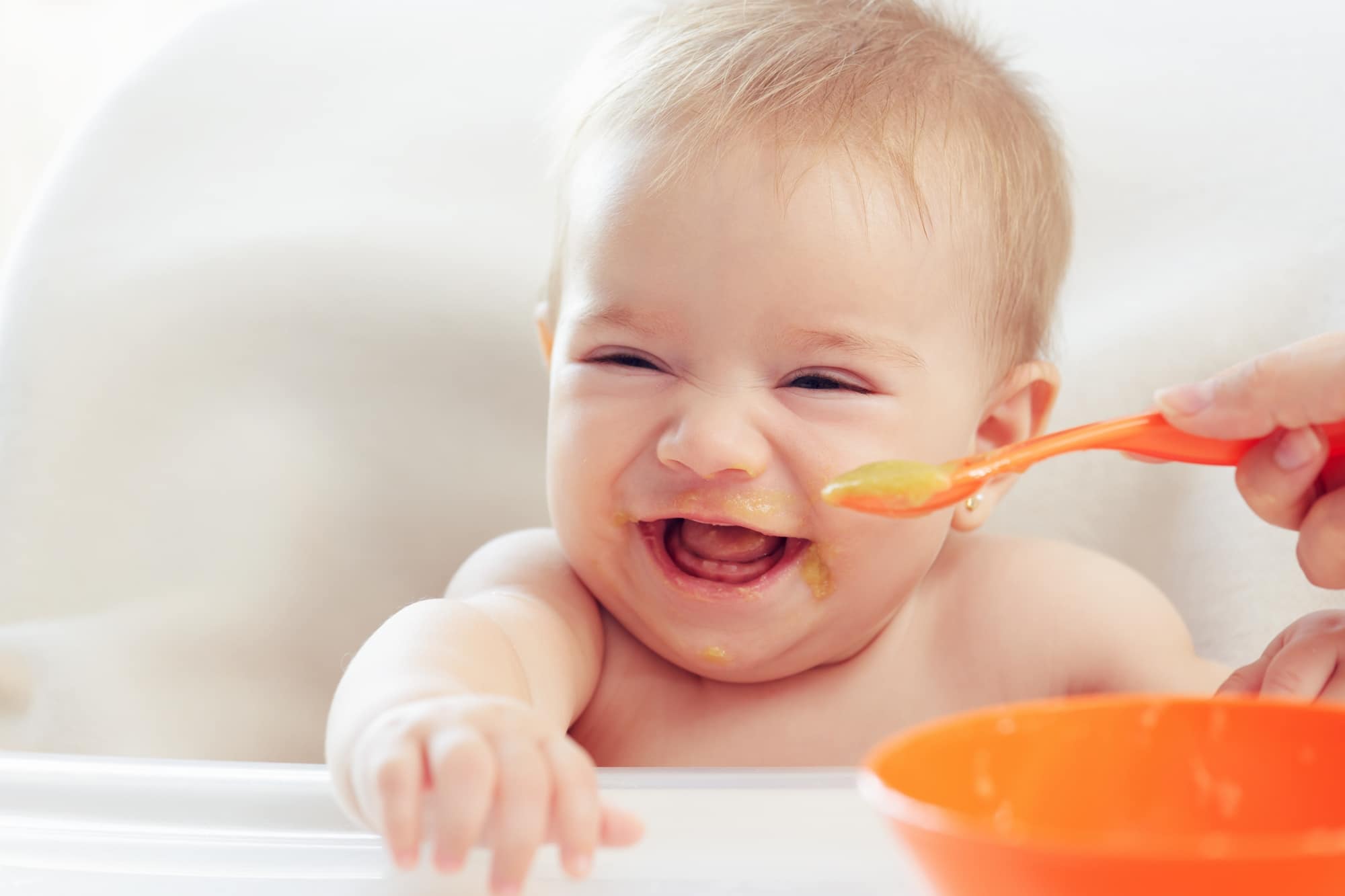 Baby isst Karottenbrei