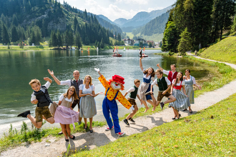 Gruppenfoto der Familie Walchhofer vor dem Zauchensee an einem Sommertag