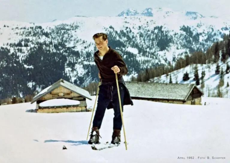april1962-bunt-21x30cm-1x Historisches Foto vom Zauchenseehof aus 1962. Skifahrer lehnt sich auf seine Stöcke am Hang vor Hütten