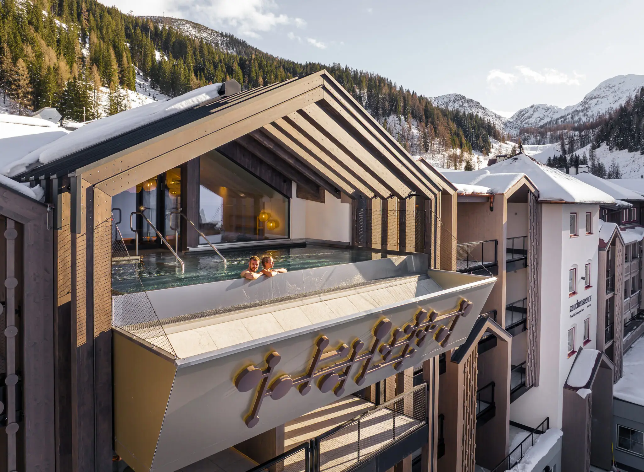 Panoramaschwimmbad im Winter Familienhotel Zauchenseehof Salzburger Land