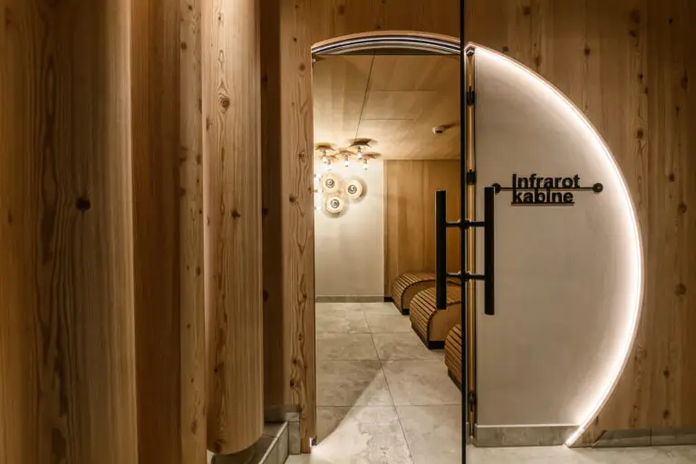 Eingang zur Infrarotkabine mit Holzverkleidung und modernen Leuchten im Zauchenseehof. Familienhotel Zauchenseehof