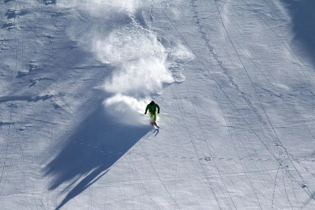 Skifahrer alleine auf einer Piste in Zauchensee